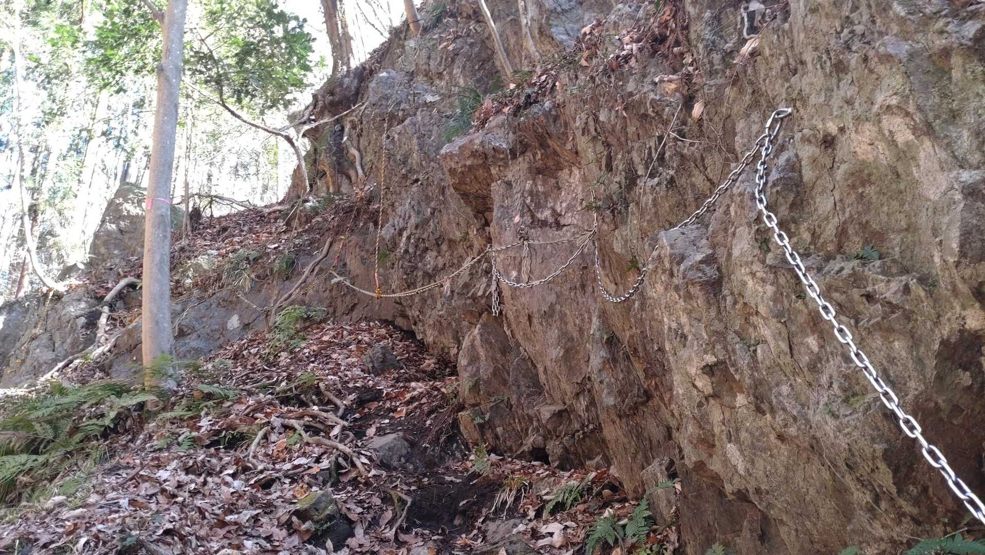 鎖は手前だけ、奥はロープ