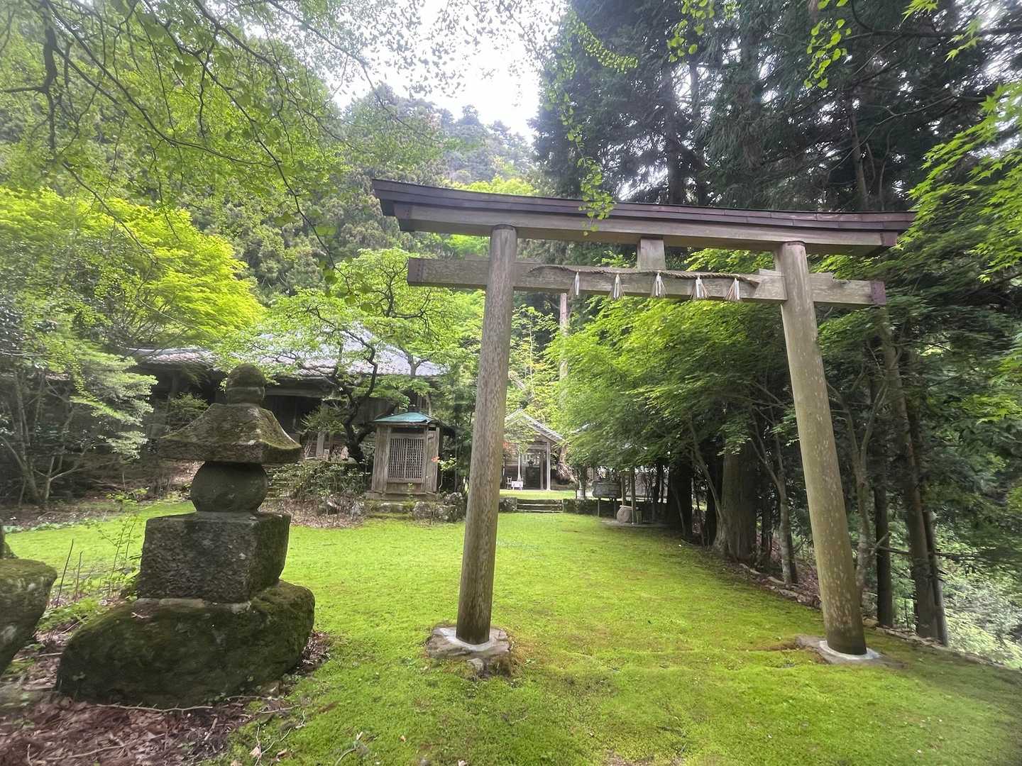 お寺のそばに
戒長神社もありました。