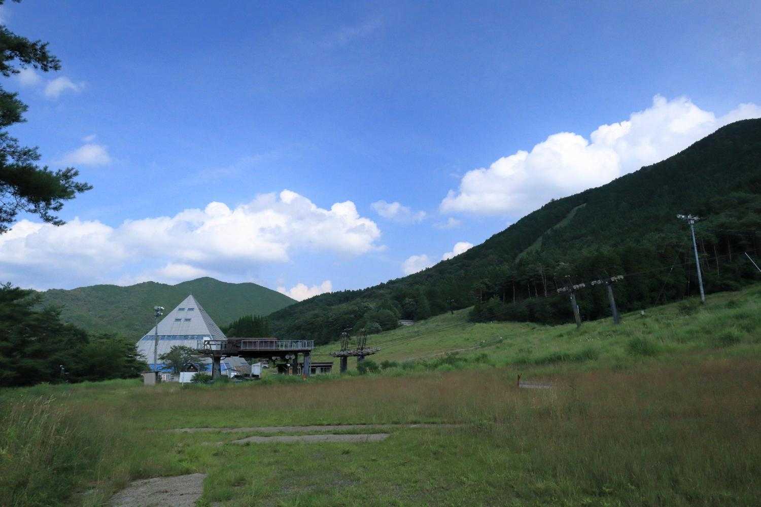 「スノーリゾート猫山」ピラミッド型のセンターハウス
おつかれ山！