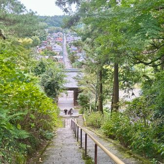 歩いてきた参道を眺める