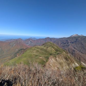 女神の横顔を引いて撮影。
日本海や紅葉した山並み、冠雪した山（焼山）等が一度に見渡せます✨️
