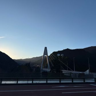 川井駅近くの橋。朝焼けが美しい。