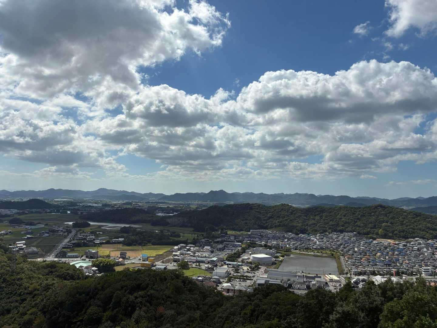 真ん中に見えるのは善防山

螺旋階段をくるくる登ったら、風強い〜🌀