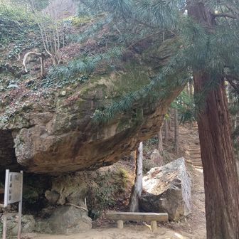 大岩(ミロク岩)の下に弥勒菩薩と達磨大師
なんとも言えない空気が辺りを包んでいます