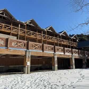 萬岳荘に到着！去年はごちゃごちゃ人がいたのに誰もいません。
去年はここまで来るのに精一杯でした。
ここからいざ富士見台高原へ！