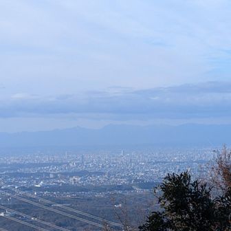 名駅の背後に、御在所岳と鎌ヶ岳が見えました