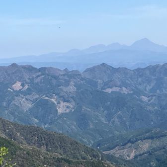 英彦山から見る山々は、山並みが綺麗で見ていても飽きないから、華やかさは無いが自分好み