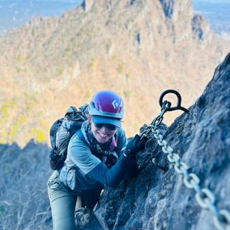 絶対に鎖を放すんじゃないよ〜😨
流石にこの場所は怖くて下見れんだって⚠️
垂直で下は何もありましぇ〜ん😱
オーマイガー🤷‍♀️