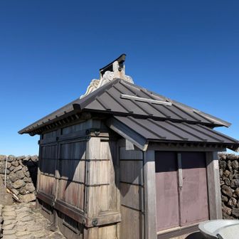 月山神社本宮。