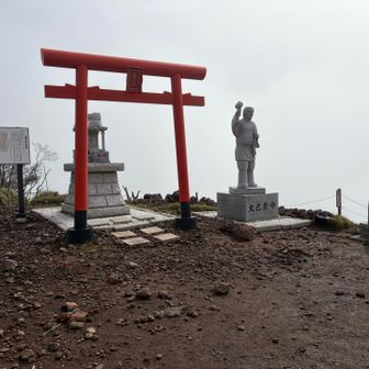 釈迦岳到着です
釈迦様がいらっしゃいます
キレイですね、割と新しそう
数年前に一度来てます。今日は鶏頂山へ⛰️