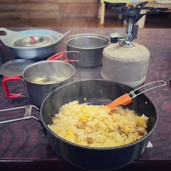 半チャーハンを炒めて味噌汁で朝ごはん