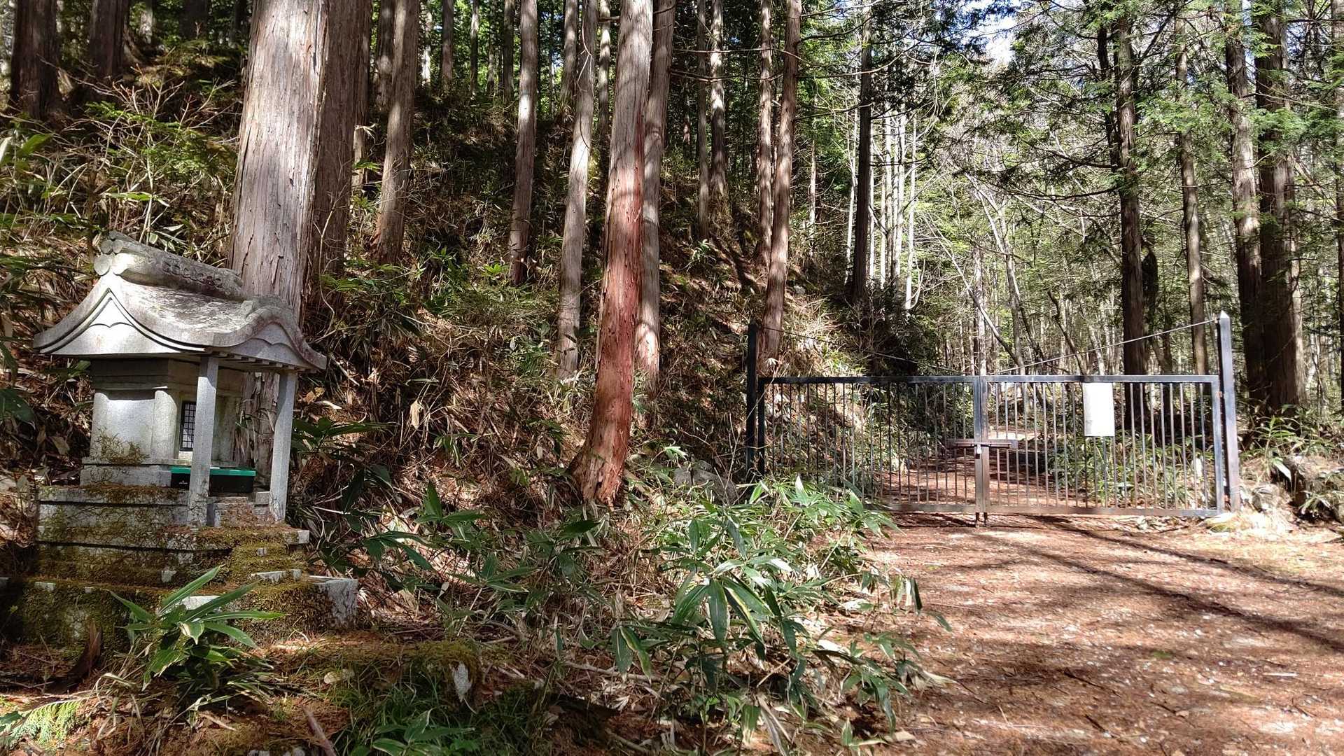 ゲートを抜けて石祠🙏