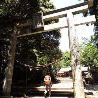 熊山神社⛩で参拝🙏

次に、三角点へ行こうとしてスマホで確認していたら...