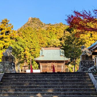 菅原道真を祀る 平群天神社⛩️
神社の背後には房総のマッターホルン 伊予ヶ岳の岩峰⛰️
千葉県で岳のつく山は、ここだけなのだそうです