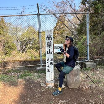 高草山さんちょ

2回目のALTRA TIMP
とっても履きやすくて気に入ってる
ただ今日は…
•靴の紐キツく締めたけど、靴の中で足が遊ぶ感じで違和感が最初からあった
•体重が増えて身体が重い
•最近一本ポール使用の練習していて自分の脚だけで歩いていたバランスからまだポールを上手く使えず　ポールに神経がいきすぎていて歩き方が不自然

振り返るといろんな要素があって負傷したのだなと反省💦
