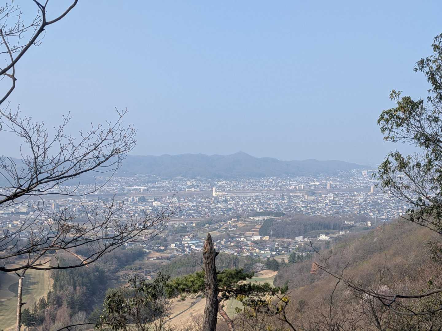 お隣の県、群馬県桐生市がよく見えます