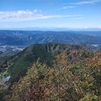 真下に長福山、右奥は大子町中心部