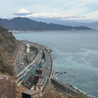 峠の真下は東海道線、国道１号線、東名高速道が通る大動脈。