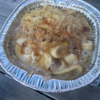 駐車場でランチ
ひもかわ鍋焼き🍲支給して頂きました😋
卵も持ってきてくれてありがとう🐣

しかし、私たちは何のためにコレを背負って赤城を半周してたんですか？笑