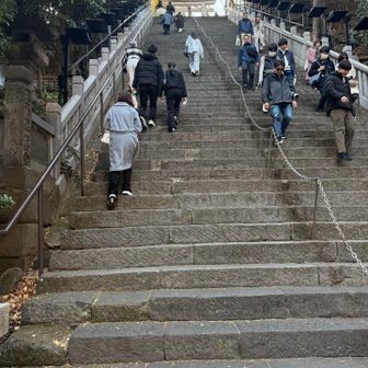 かなりの急登ですが、最後の力を振り絞って