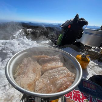 塩胡椒で味付け。

ガスバーナー２つあるといいね、
料理を同時進行で作れる！
冬は特に嬉しい

g148円のリーズナブルな厚切りの豚肉で、
死ぬほど喜んでくれました🤭🥩