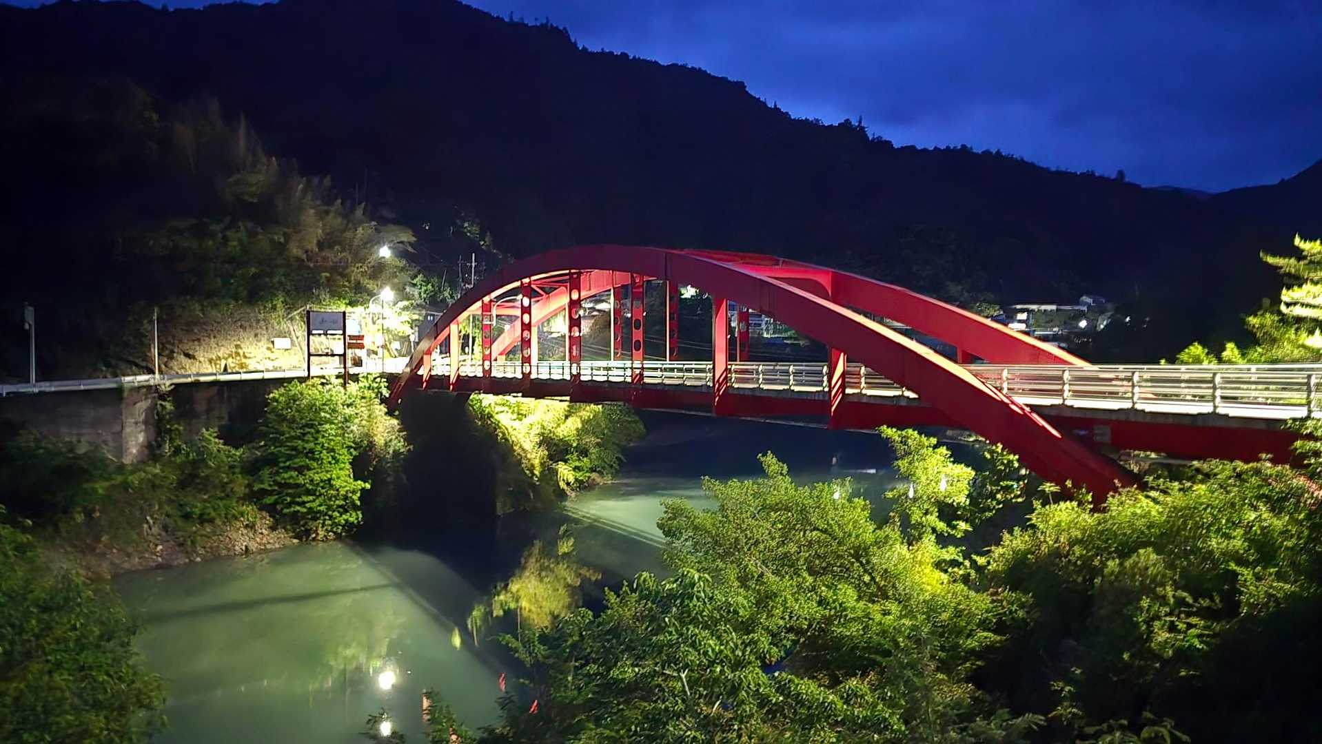 夜のライトに照らされ、昨日見た橋とは、なんだか違う。