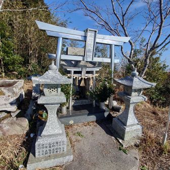 山頂にはある金比羅宮✨
矢筈嶽山頂では、すでに登山者２人がお話中🎵