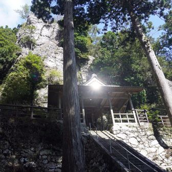 社殿背後に、ご神体の巨岩がそびえる
神社の歴史は、永祚元(989)年に一夜にして出現した高さ30メートル以上の巨岩に神が降臨し、そこに社殿を建立したことに始まる