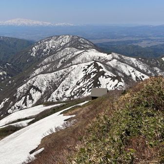 いつか泊まってみたい山頂小屋。奥に月山。