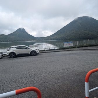 烏帽子ヶ岳(左)と榛名富士(右)。