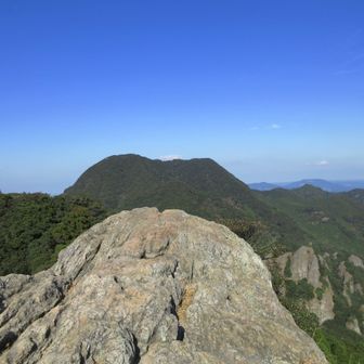 黒髪山の露岩と青螺山のコラボアングルを見つけた👍
