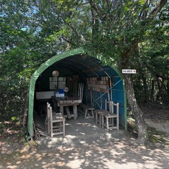 山の会の皆様の憩いの場所✨
登頂回数順に名簿の木札が整理されています👍
なんと、登頂回数1万回以上の方も複数😳
地域に愛されたお山なんですね〜☺️