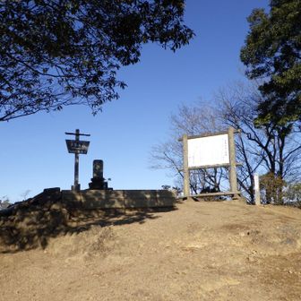 山頂は開けてて、テーブルも椅子もあってゆっくりできます☺️