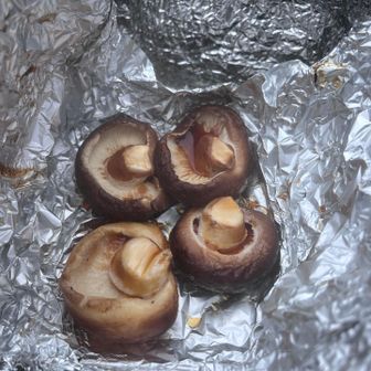 原木しいたけ！焼いてくれた🥰
美味しーい
あと、ソーセージも焼いてくれた〜