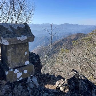 少し先の天狗岩まで行ってみました。小さな祠があり、両神山・八ヶ岳の方角に向いていました。（もう少し先が山頂だったみたい😅）