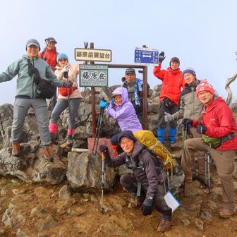 小屋にて昼食後、雪が舞い濃霧とｸﾁｬｸﾁｬ道を嫌って5名程先行下山!!