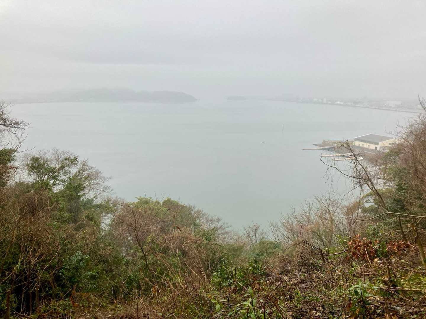 中海のすぐ側を通り