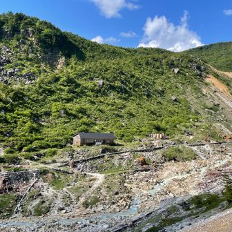 朝通った分岐まで登ります。流れてる水を触ったら温かい、温泉だ。