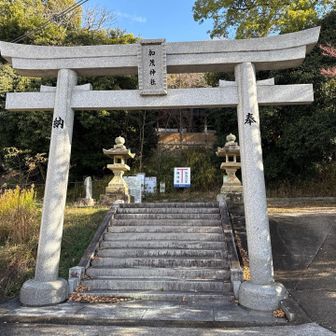 採石遺跡の西側、加茂神社から登る