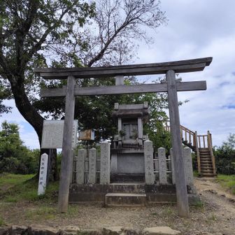 視界の開けた地獄：息を切らし、ようやく辿り着いた鬼ヶ岳頂上。白山信仰の祠：山頂に佇む小さな祠。古くから伝わる信仰と不気味な伝承