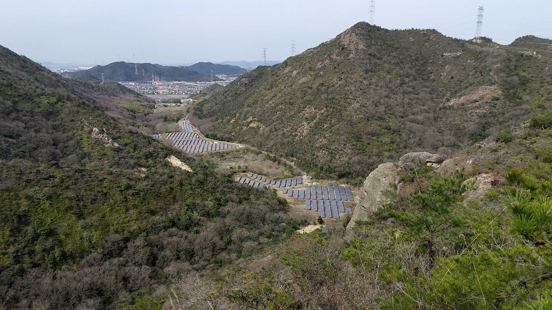 クレー射撃場跡のソーラー発電場