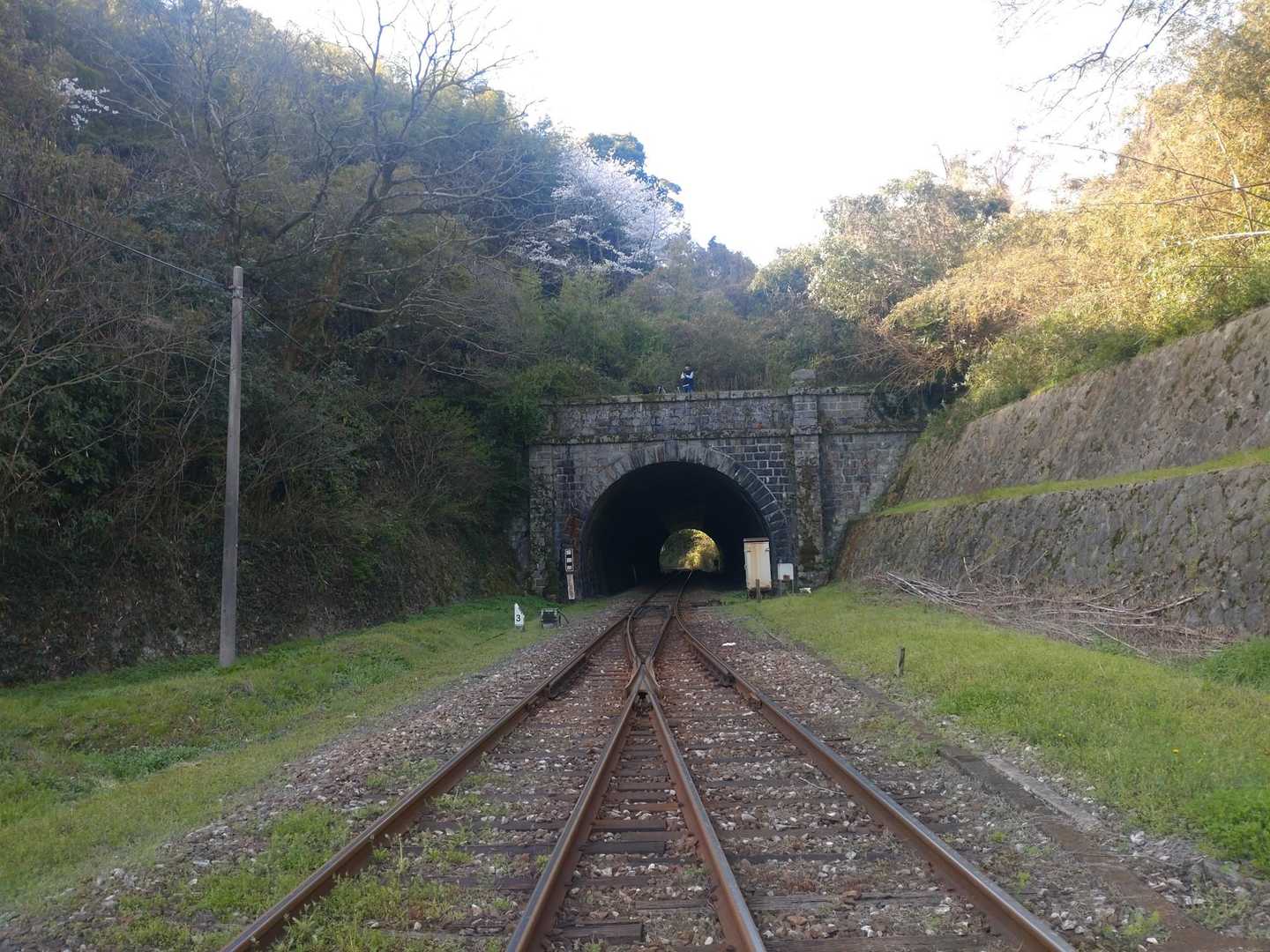 いい感じにトンネルもあり
鉄ヲタにはいい写真スポット
トンネルの上に人😵
危なー