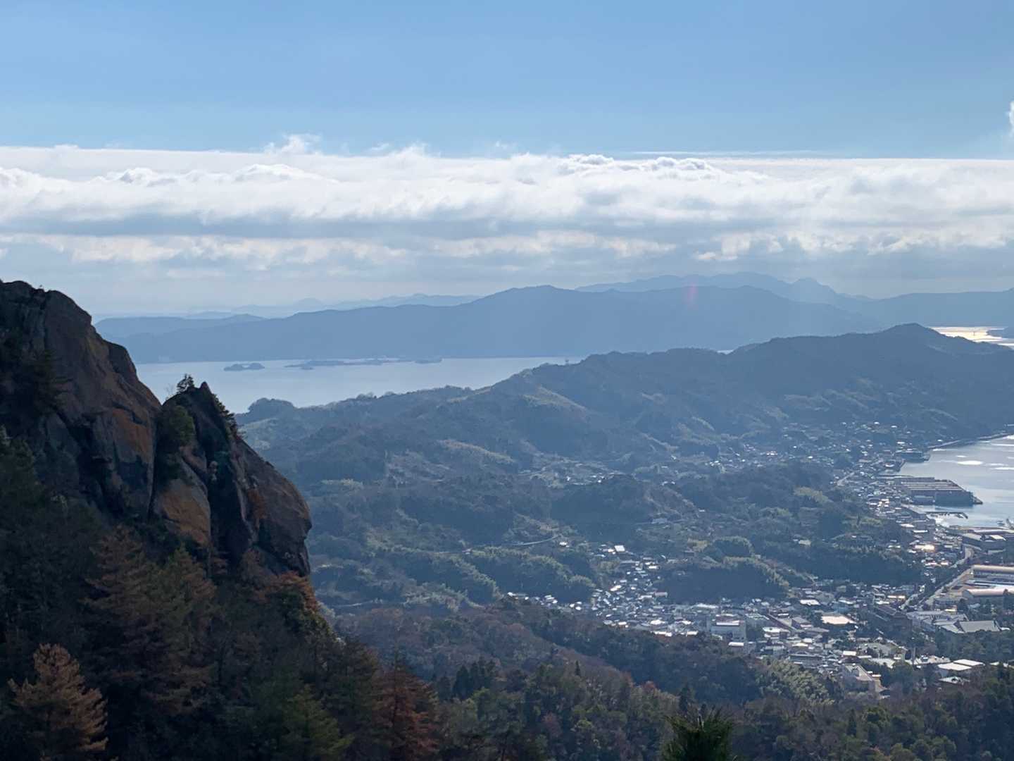 古鷹山、岩が張り出ています