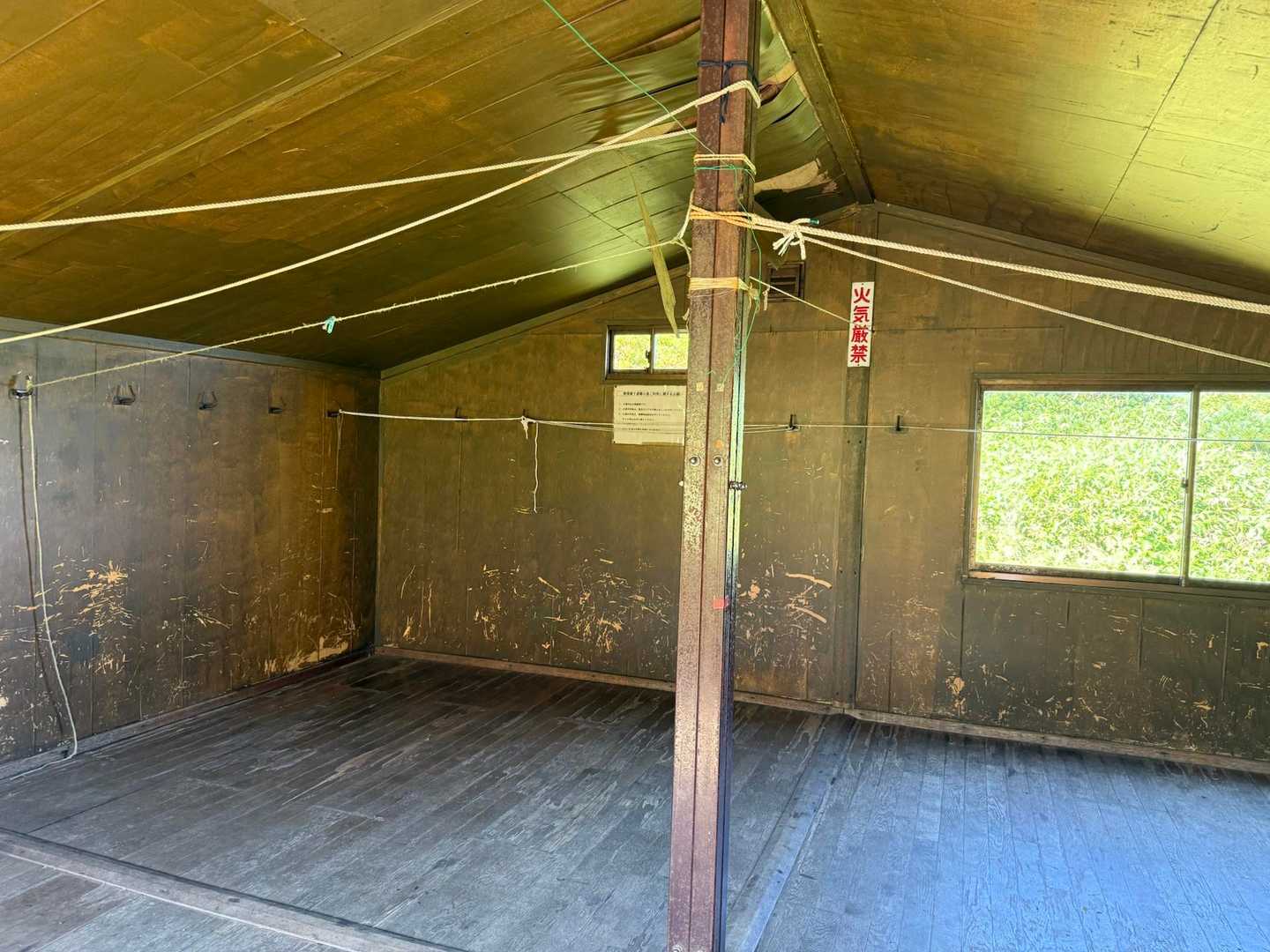 小屋の中、誰も居ません。
ここまで重いザックを背負って登る自信も無くなりました〜😅