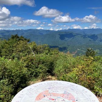 工石山の北の頂きからの眺め。石鎚山も見える。