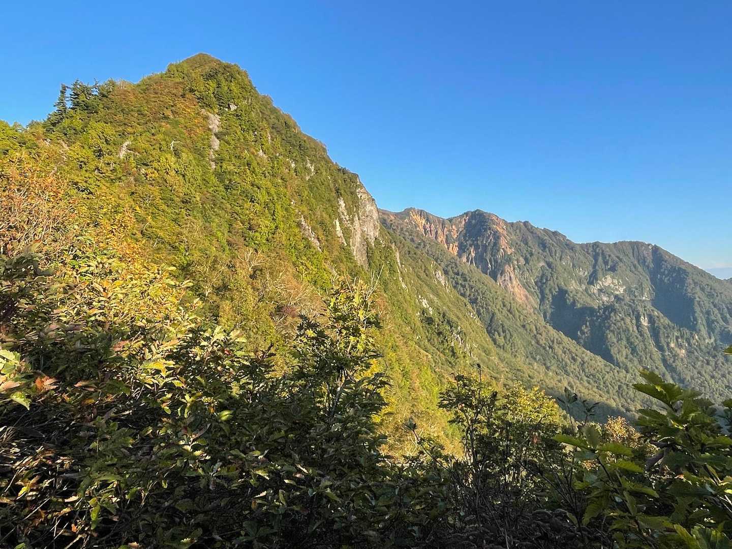 登っていくルート
左に小水ノ頭、右に🔺赤嵓🔺