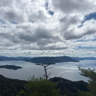 この岩の上から初日の出が綺麗に見えるんだって
風が抜けて気持ちいい😆