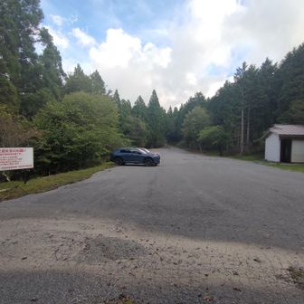 車に戻ってきました。もう誰もいないかと思ったら、綱附森からの下山中にすれ違った人の車がまだありました。ピストンではなく縦走なのでしょうか。