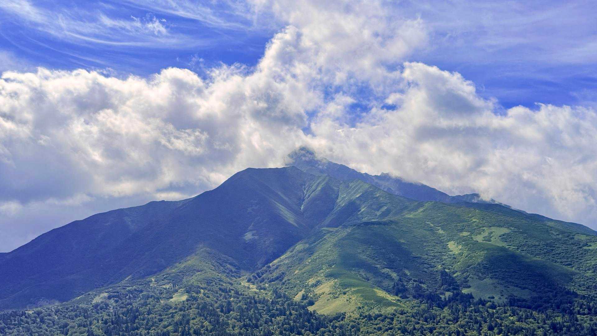 目の前に利尻山がドーーーーン！

上部にはかなり雲が湧いている