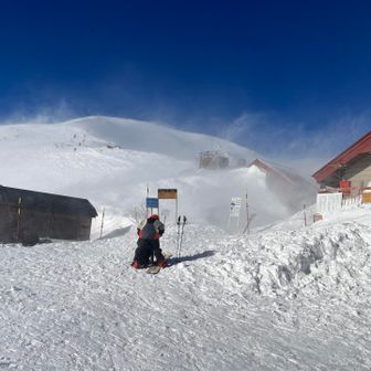 八方池山荘手前のリフトが風速25mを超えてしまい、急遽運行停止に！涙

とりあえずハイクアップすることに！
ここから山行スタート！

ゲレンデ脇を登って、山荘前まで到着！
既に爆風状態！

空模様は最高でしたが、風がこれでは…